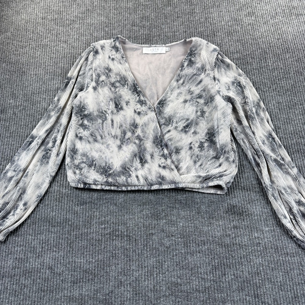 ASTR The Label Blouse Womens Medium Gray Tie Dye Pleated Cropped Long Sleeve Top